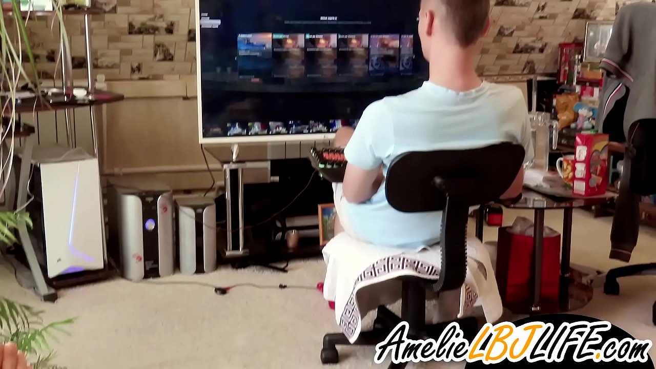 ሴት ልጅ በወሲብ መጫወቻ ለወንድ ጓደኛ የኮምፒውተር ጌም እንድትጫወት ማስተርቤሽን