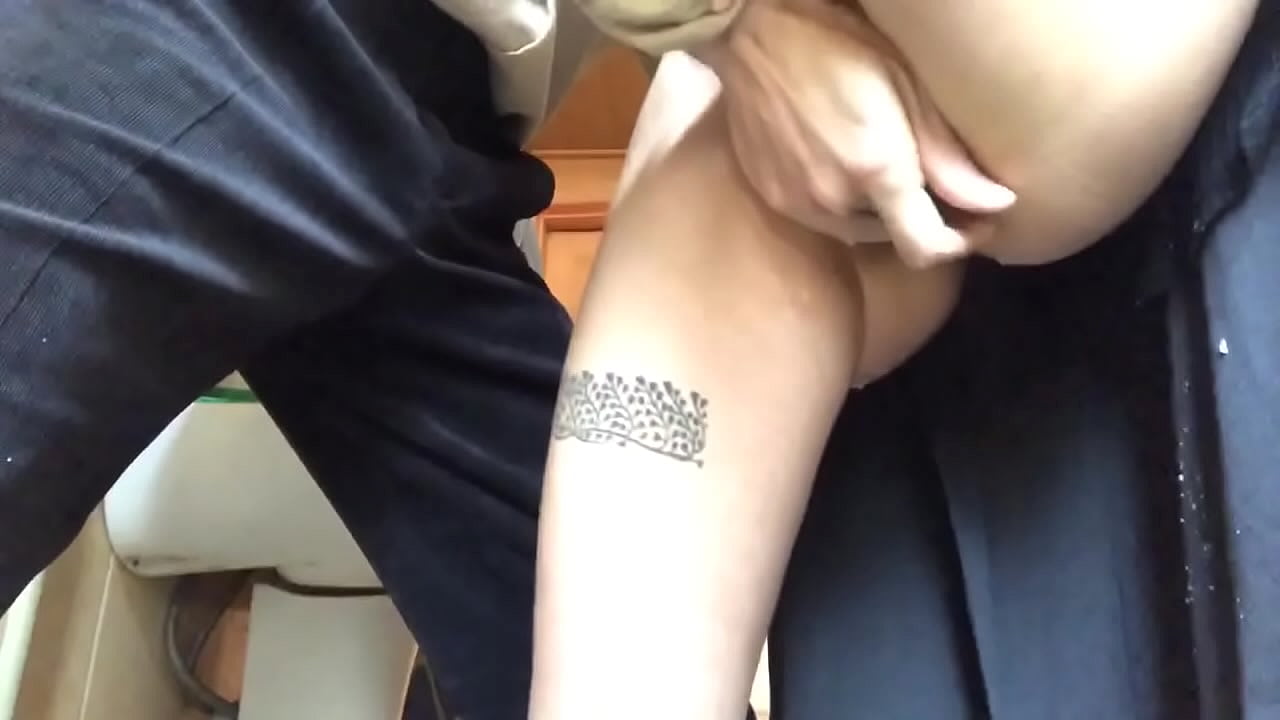 በትምህርት ቤት መታጠቢያ ቤት ውስጥ ይንሸራተቱ ፣ እውነተኛ አረፋ ኦርጋዜ - መምህሬ የተቻለውን አድርጓል