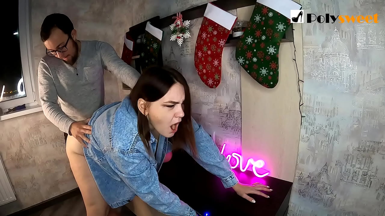 ሰውዬው አንዲት ቆንጆ ልጅ አህያ ላይ ጅራቷን በአፉ እና በዲክ መበዳት አስደስቶታል።