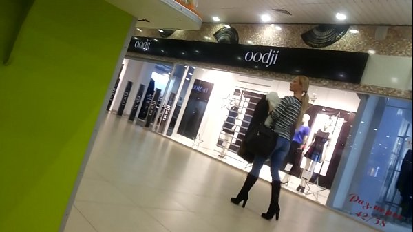 በሱፐርማርኬት ውስጥ አሪፍ ጫጩት.