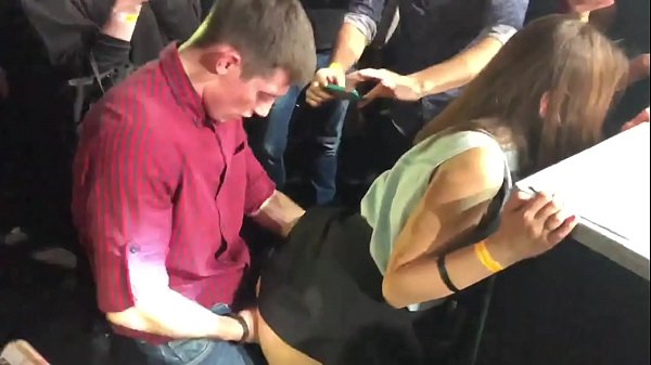 በሩስያ የምሽት ክበብ ውስጥ እውነተኛ ወሲብ. የ18 ዓመቷ ሩሲያዊት ልጃገረድ በፊንጢጣ እና በሴት ብልት ውስጥ በምሽት ክበብ ውስጥ ተበዳች።